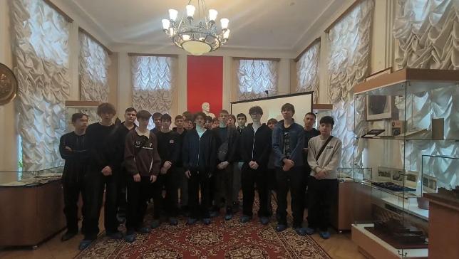 Учащиеся Института среднего профессионального образования УУНиТ в доме-музее В.И. Ленина