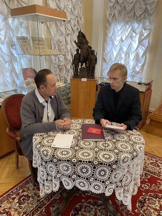 Молодой писатель Александр Трофимов вручил в дар музею книгу «Любовь и война»