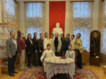 ДОМ-МУЗЕЙ В.И. ЛЕНИНА ПОСЕТИЛИ ГОСТИ ИЗ ВОЛГОГРАДА
